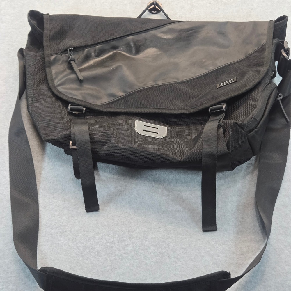 SwissGear Black Messenger Bag Laptop Tablet Case with USB Port and Padded Strap